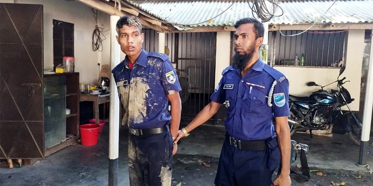 ভুয়া পুলিশকে আটক করলো আসল পুলিশ ও সেনাবাহিনী